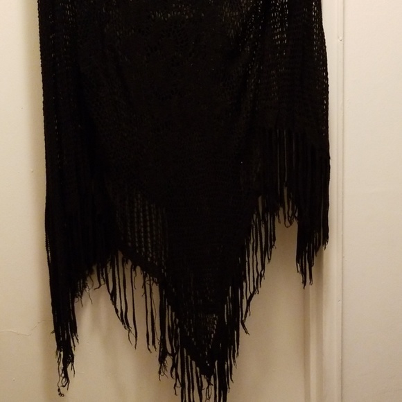 BEAUTIFUL NETTED ROSE DESIGN PONCHO/SHAWL - Picture 5 of 5